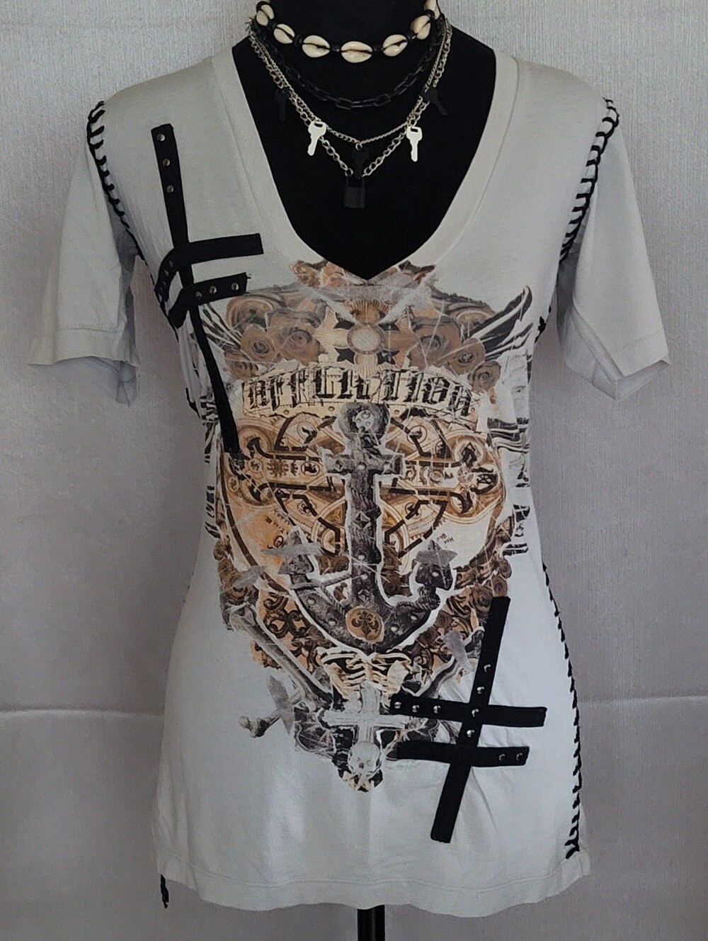 Graphic Anchor V-Neck Tee in White and Black